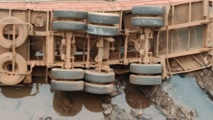 Caminhão cai de ponte na BR-364 e motorista morre preso às ferragens