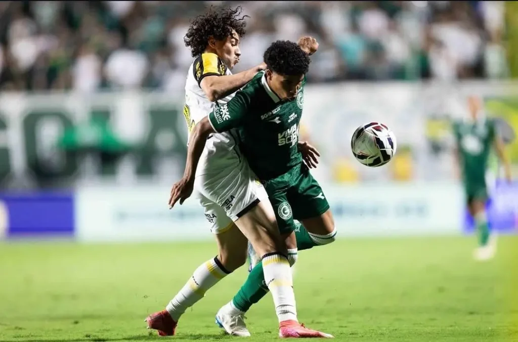 Goiás e Criciúma fazem duelo equilibrado e empatam na Serrinha