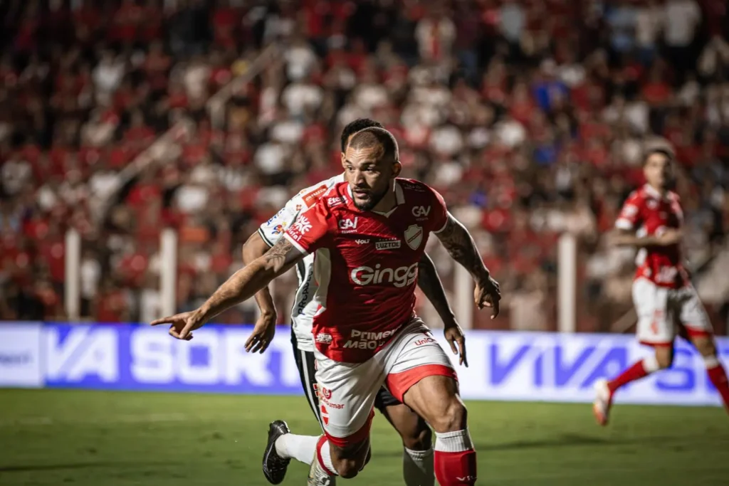 André Luís é um dos desfalques do Vila Nova após sentir a coxa no duelo contra o Operário-PR (Foto: Roberto Corrêa | VNFC)