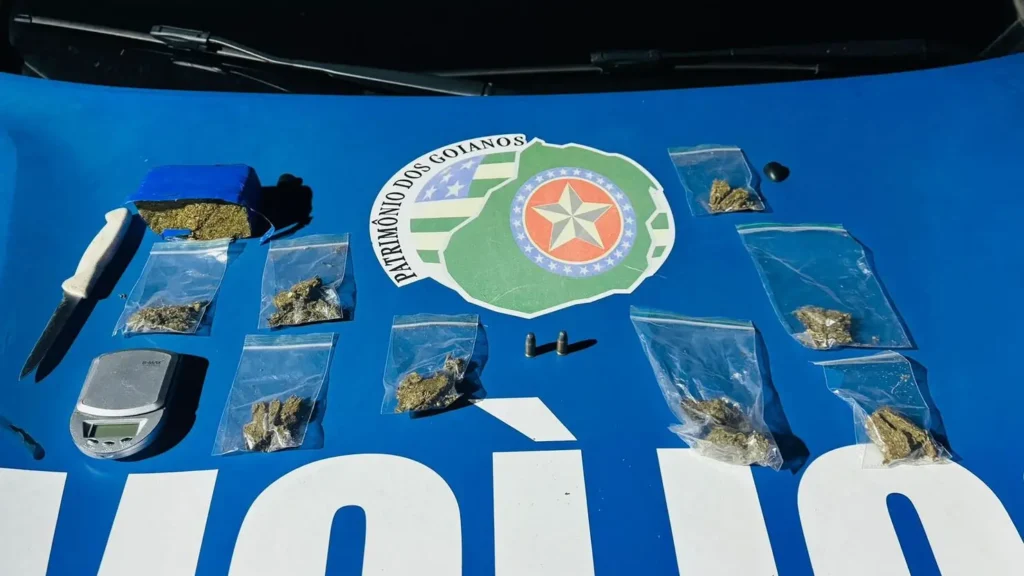 Durante a abordagem, os policiais encontraram porções de maconha, duas munições calibre .32 e uma balança de precisão. Foto: Divulgação/ PM