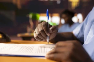 aluno preto faz anotacoes sobre metodos de pratica para se preparar para um exame