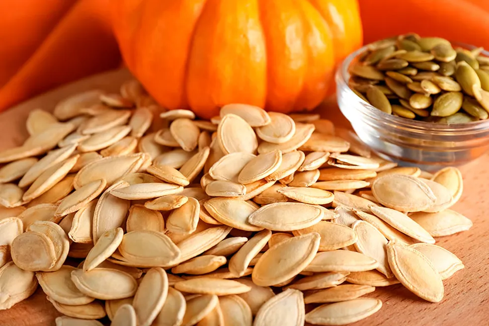 Semente de abóbora torrada pode ser consumida como snack ou adicionada a receitas; rica em proteínas e ferro, é alternativa acessível às castanhas importadas. Foto: Divulgação