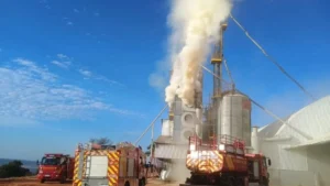 Armazém de grãos pega fogo em Mineiros Foto:Divulgação