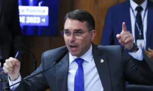 Viagem de Flávio Bolsonaro durante crise gera críticas de bolsonaristas