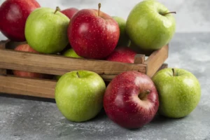 macas verdes e vermelhas deliciosas frescas em caixa de madeira