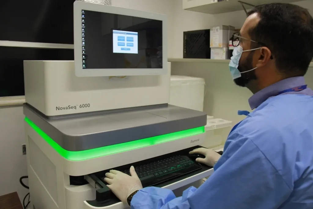 Artigo publicado na revista Scientific Reports revela mutações genéticas associadas à forma grave da Covid-19 em jovens sem doenças prévias. Foto: FioCruz