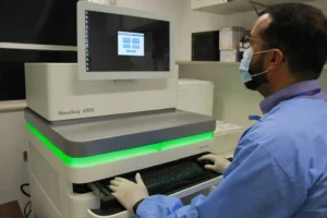 Artigo publicado na revista Scientific Reports revela mutações genéticas associadas à forma grave da Covid-19 em jovens sem doenças prévias. Foto: FioCruz