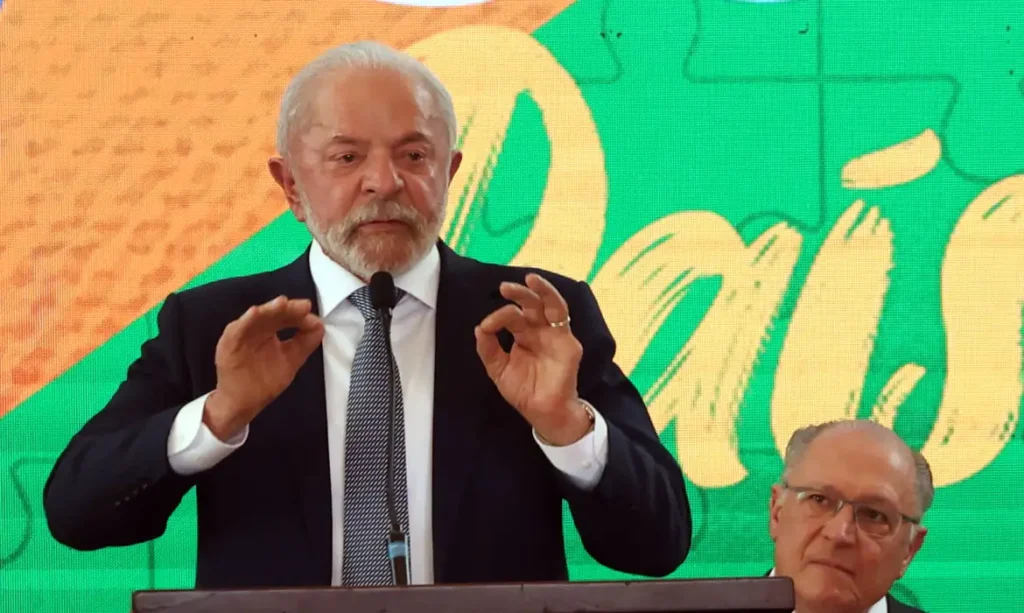 Lula diz que vai convidar Trump para COP30 e promete reação ao tarifaço dos EUA