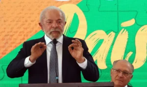 Lula diz que vai convidar Trump para COP30 e promete reação ao tarifaço dos EUA