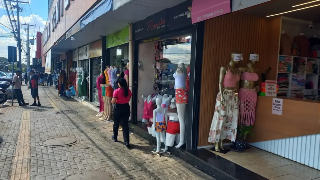 Meses após a retirada de ambulantes, Rua 44 registra mudanças no comércio e na circulação