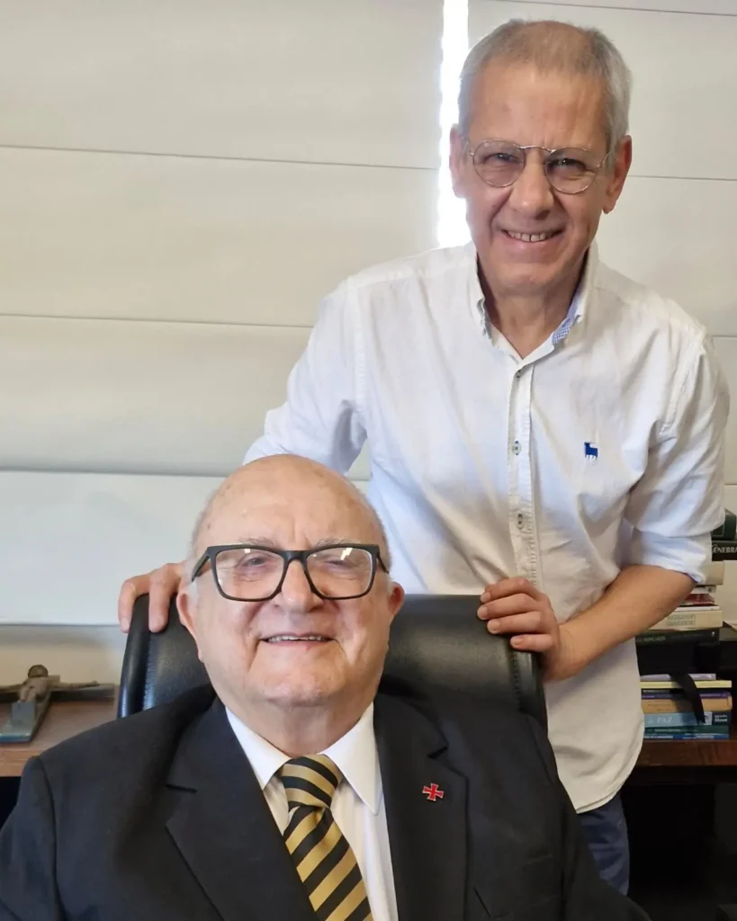 Mochileiro biografa professor que também rodou o mundo a pé Foto: Divulgação