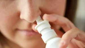 A principal recomendação é a lavagem nasal com solução salina várias vezes ao dia | Foto: Reprodução/canva