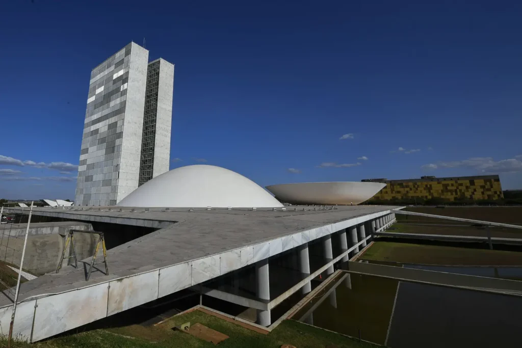 Câmara busca retomar votações após protesto, pressão por anistia e fim do foro privilegiado