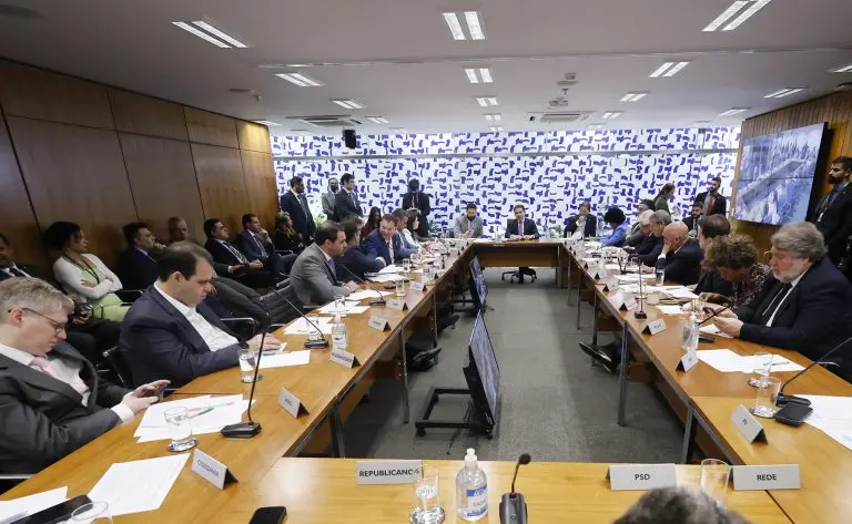 Câmara adia votação do foro privilegiado e anistia a golpistas de 8 de janeiro