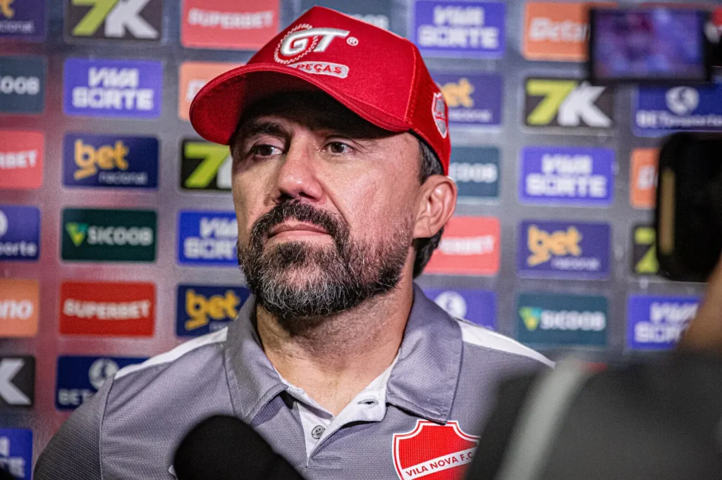 Luizinho Lopes, ex-técnico do Vila Nova (Foto: Roberto Corrêa | VNFC)