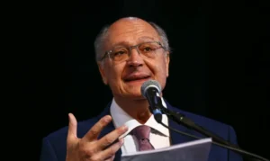 Alckmin pede celeridade em projetos de comércio exterior após tarifaço de Trump