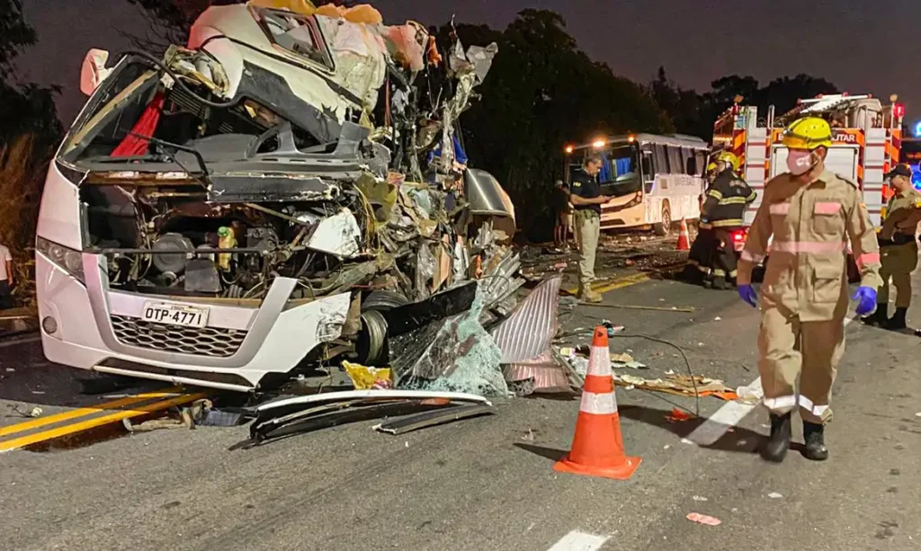 Um dos acidentes mais graves foi registrado no norte do Estado, na BR-153, e envolveu um caminhão e um ônibus escolar, resultando na morte de cinco pessoas Foto: Divulgação/Bombeiros- GO