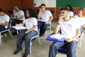 Reconhecimento nacional destaca avanços da educação goiana, porém dados do Enem revelam contrastes de alto rendimento e colégios com notas baixas