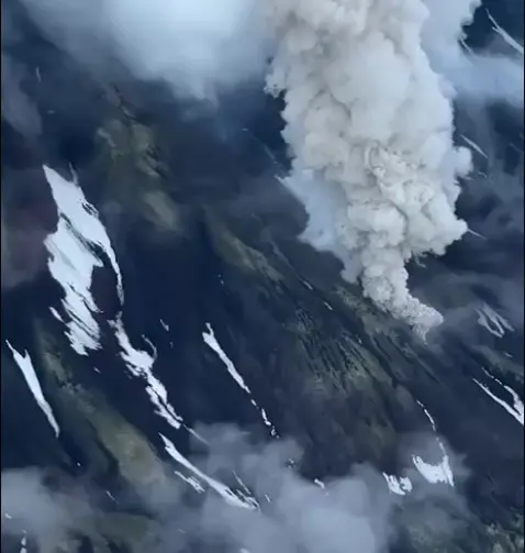 Vulcão na Rússia entra em erupção após 450 anos
