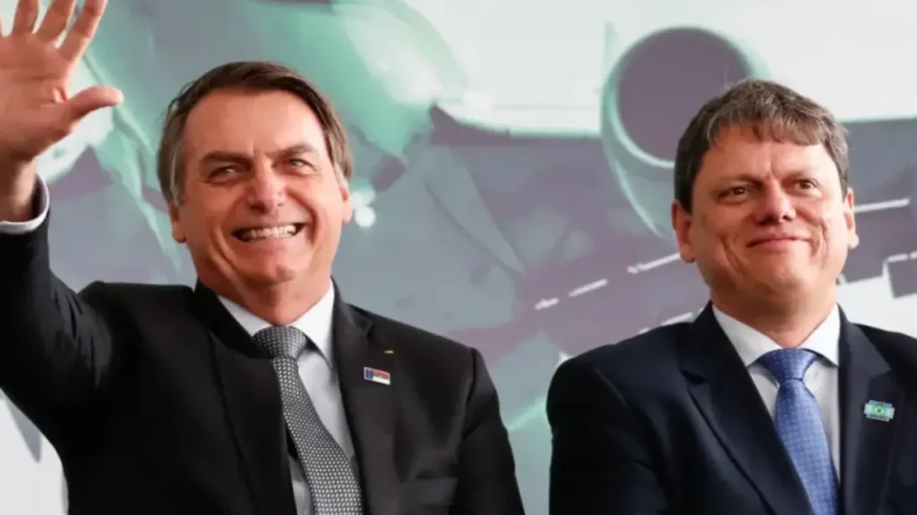 Tarcísio visita Bolsonaro em prisão domiciliar após aval do STF