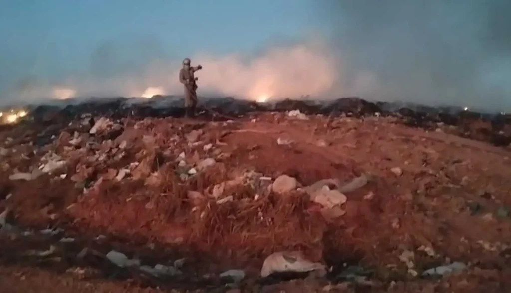 Equipes trabalham desde a tarde de ontem para conter as chamas que atingiram área de resíduos; perícia investiga origem do fogo em período de estiagem rigorosa