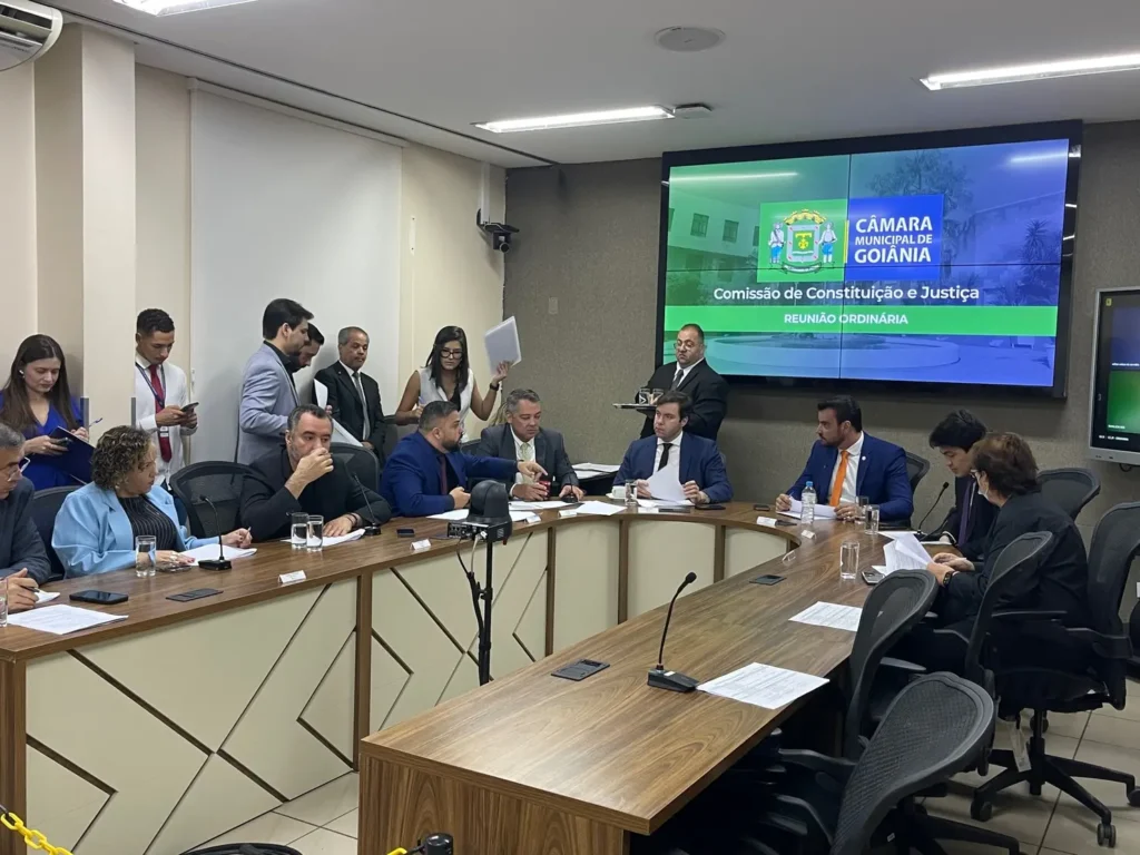 CCJ aprova projeto que revoga "Taxa do Lixo"