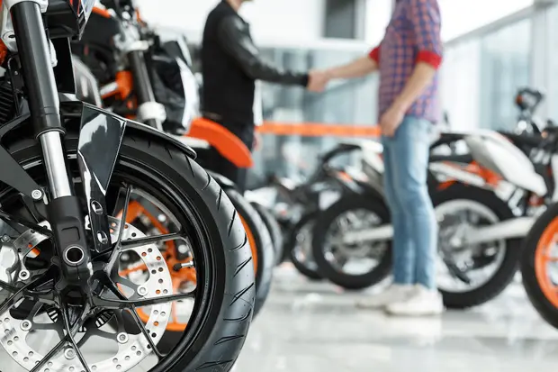 Com mais mulheres pilotando, setor de motos acelera e desafia seguradoras