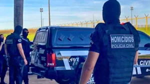 PCGO prende dupla por matar musico a chutes em linha de onibus de Goiania