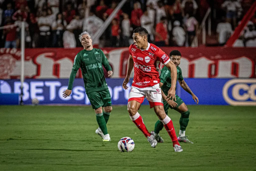 Vila Nova tropeça em casa com um homem a mais (Foto: Roberto Corrêa | VNFC)