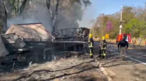 Colisão entre dois caminhões e um carro deixa um morto na BR-153 em Estrela do Norte (GO)