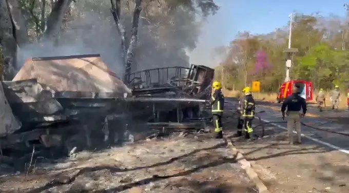 Colisão entre dois caminhões e um carro deixa um morto na BR-153 em Estrela do Norte (GO)