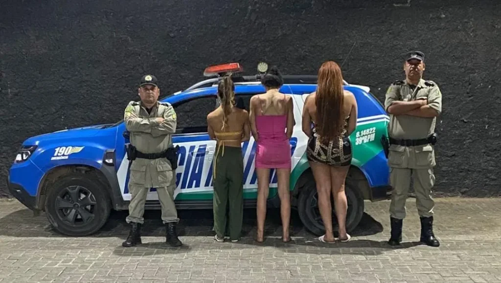 Três travestis são presas em flagrante após roubo e agressão em Aparecida de Goiânia Foto: Divulgação/PMGO