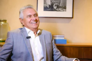 Caiado atinge 88% de aprovação e é o governador mais bem avaliado do Brasil