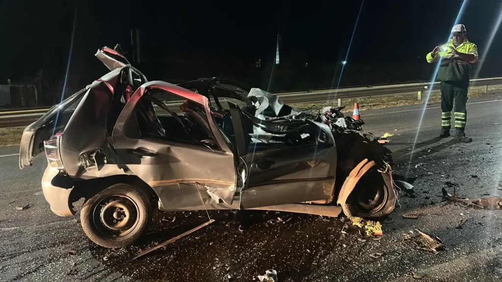 Colisão traseira entre carro e caminhão deixa vítima fatal em Anápolis