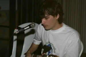 Músico goiano lança EP em contraste às tendências mercadológicas