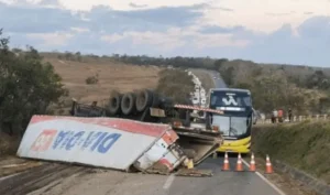 Acidente com carreta na BR-060 deixa três feridos e provoca engarrafamento