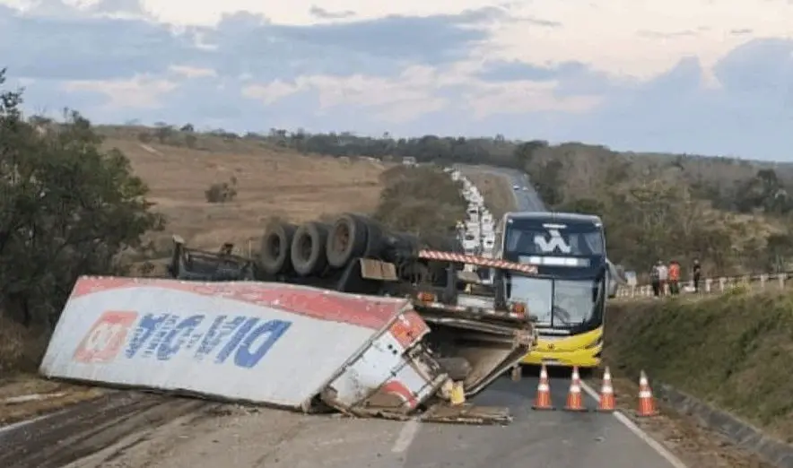 Acidente com carreta na BR-060 deixa três feridos e provoca engarrafamento