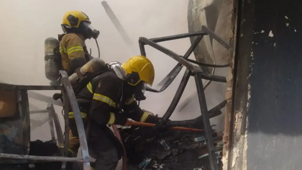 As chamas também alcançaram a cobertura de uma torneadora localizada na mesma edificação. | foto: divulgação