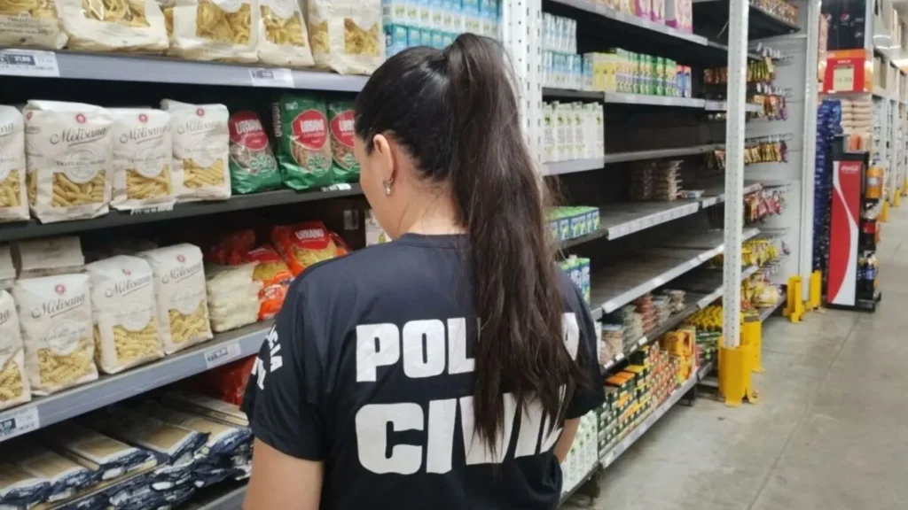 O estabelecimento foi parcialmente interditado, principalmente as áreas de depósito, panificação e de alimentos refrigerados |Foto: PC