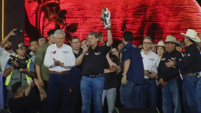 Em Barretos, Tarcísio defende Bolsonaro: "Está passando uma grande injustiça"