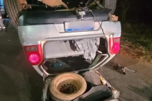 Homem morre esmagado por carro após acidente em Goiânia