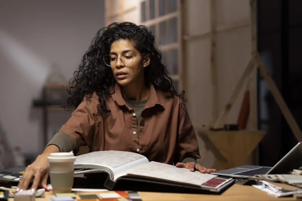 cenografo no trabalho dentro de casa