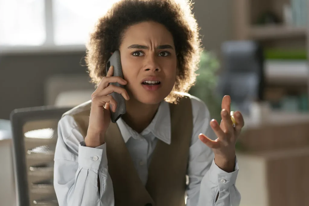 economista feminina de tiro medio segurando smartphone