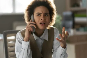 economista feminina de tiro medio segurando smartphone