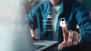 homem com laptop conceito de seguranca cibernetica e tecnologia 1920x0 c default