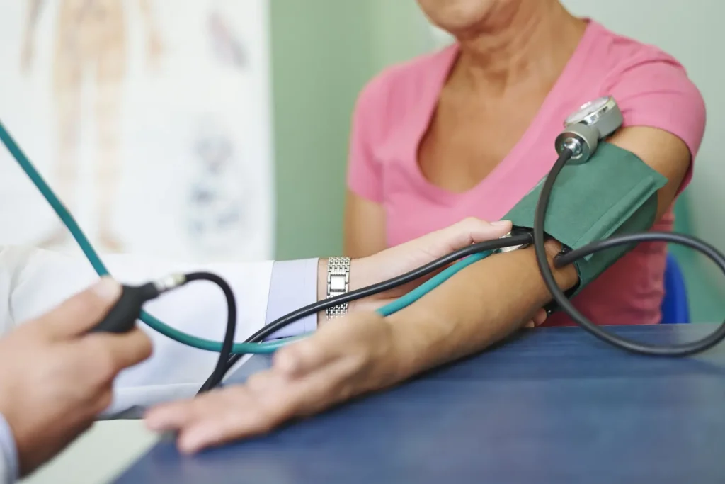 medico mede pressao em paciente idoso