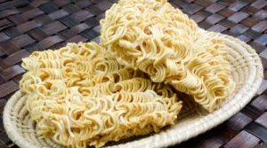 macarrão instantâneo