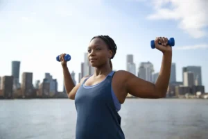 mulher gravida de tiro medio exercitando