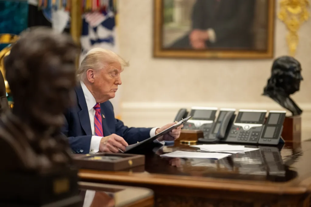 Trump mobiliza submarinos nucleares após ameaça russa