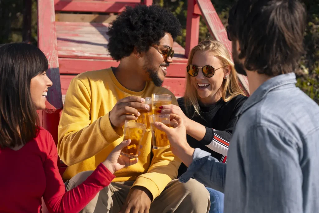 pessoas desfrutando de bebida de guarana ao ar livre